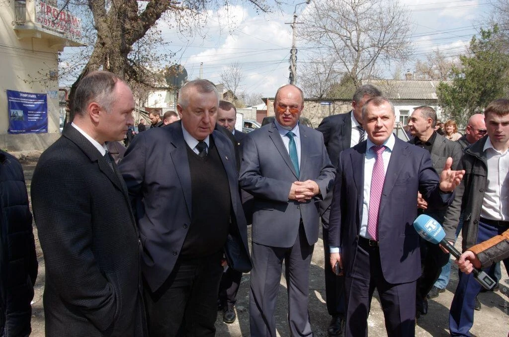 место реконструкции осмотрели председатель Госсовета Крыма Владимир Константинов и глава горадминистрации Геннадий Бахарев