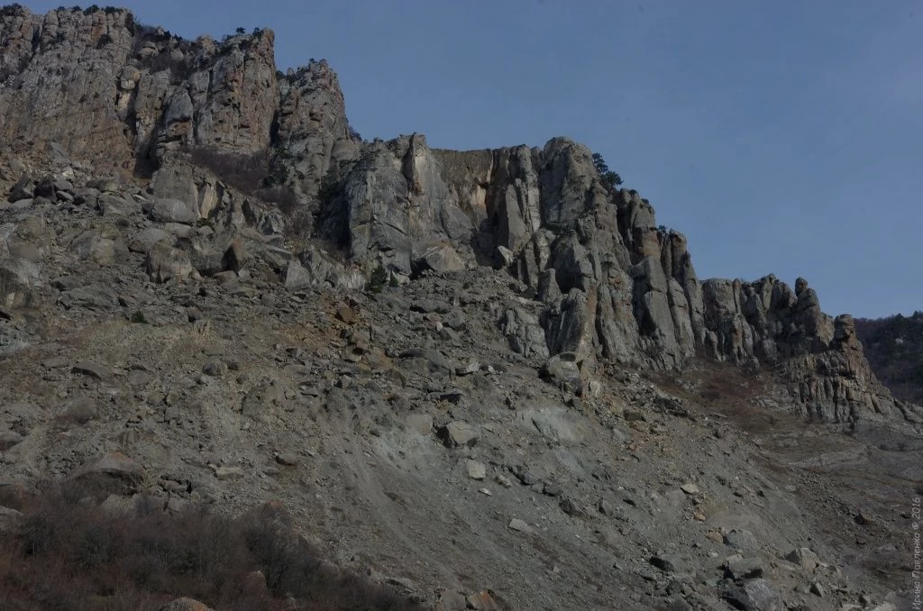 «Демирджи» (крымско-тат. demirci) в переводе с крымскотатарского означает «кузнец» «Демирджи» (крымско-тат. demirci) в переводе с крымскотатарского означает «кузнец»