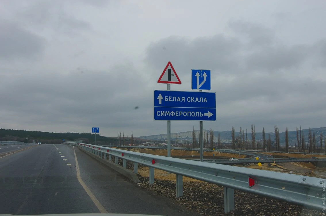 Трасса впечатляет, развязки, подъем уровня, или срезание гор, путепроводы и мосты.