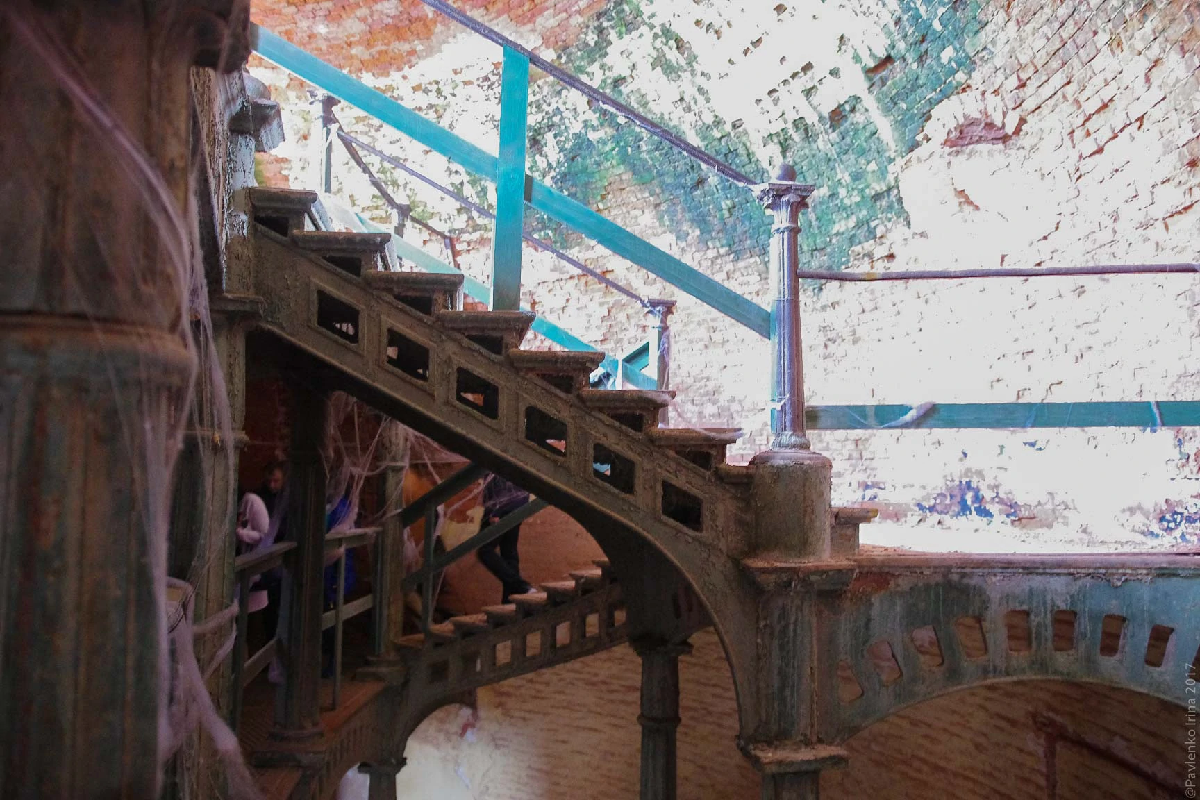 По лестнице легко подниматься, высота ступени рассчитана для передвижение маршем, то есть бегом. Материал лестницы долговечен и красив, однако хрупок. Поэтому на время предполагаемых боевых действий, хрупкие элементы лестницы, такие как балясины, закрывали досками.