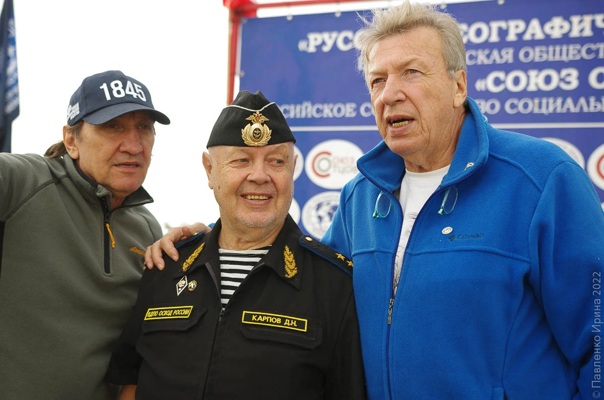 Прокудин Андрей, Карпов Дмитрий, Ионас Евгений на площадке Географического диктанта 2022 у Суворовского дуба РГО Крым Географический диктант-41.JPG