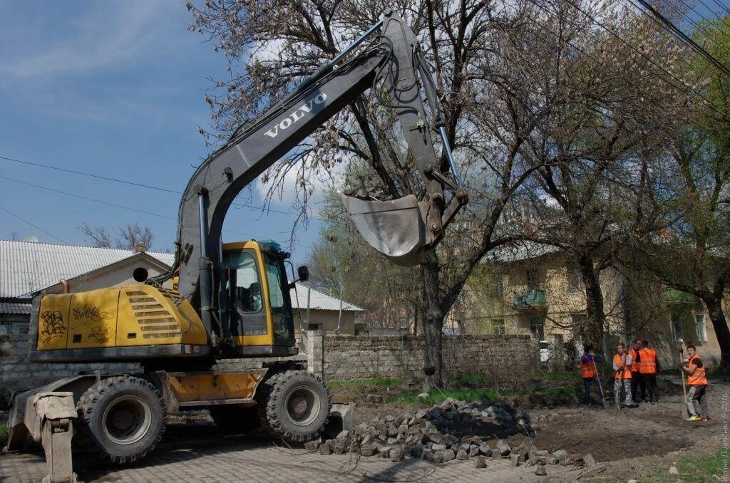 Демонтаж брусчатки, улица Жени Жигалиной