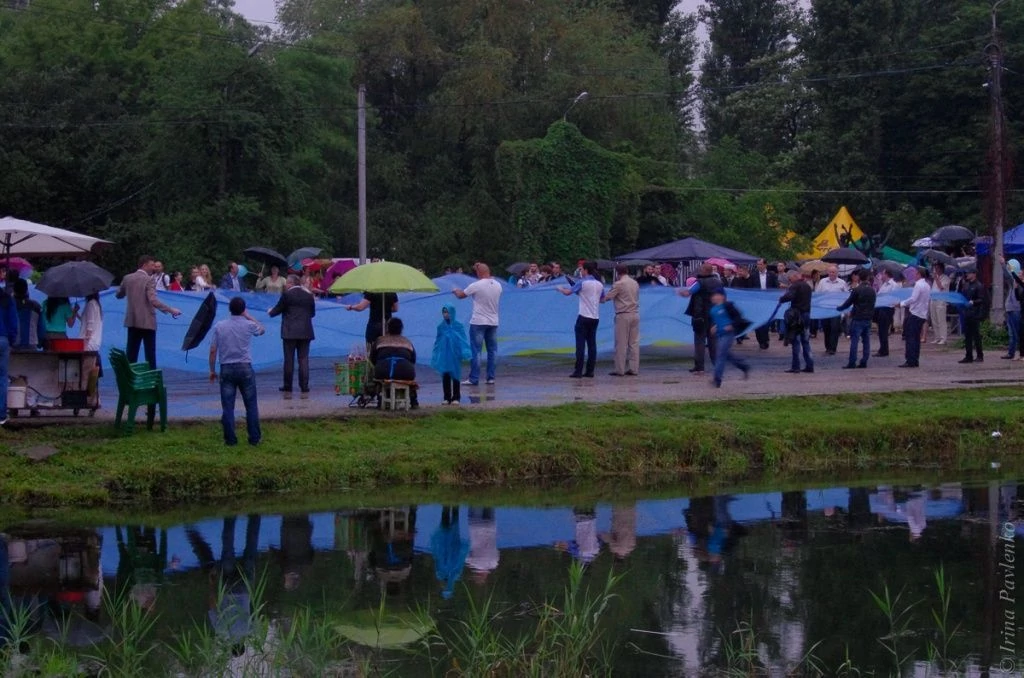 Гагаринский парк, крымско-татарский флаг Гагаринский парк, крымско-татарский флаг