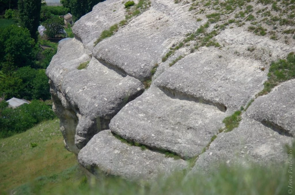 Белокаменное село, скала