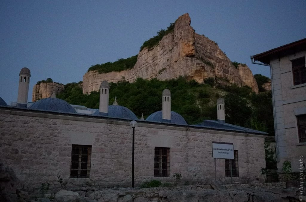 Зынджырлы медресе, построенное сыном основателя Крымского Ханства, Хаджи Гирая, Менгли Гираем в 1500 году в селении Саладжик 