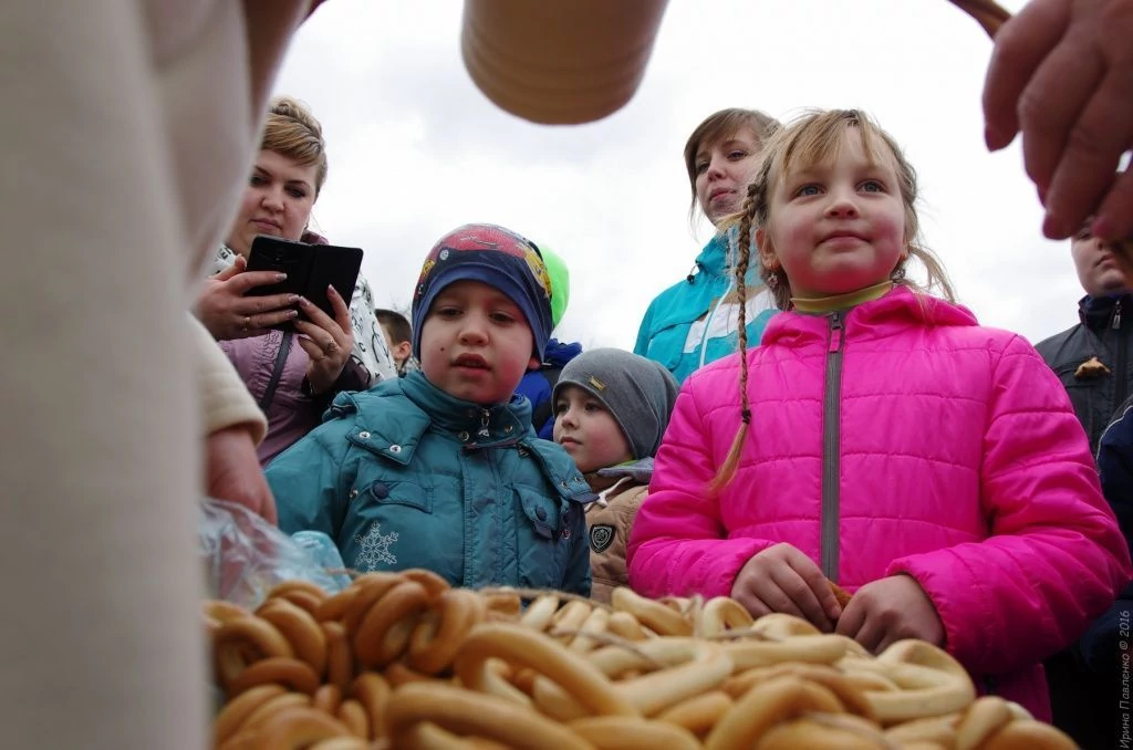 Масленница Красные пещеры Крым, вручение блинов