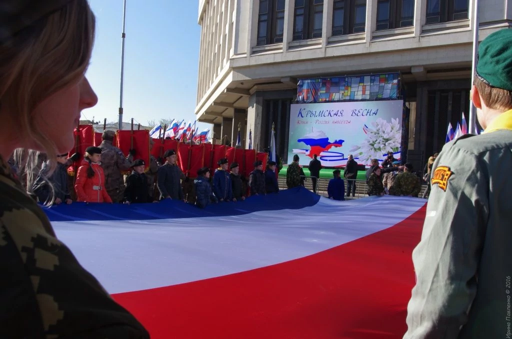 Флаг Крыма под Госсоветом Крым вернулся домой.jpg