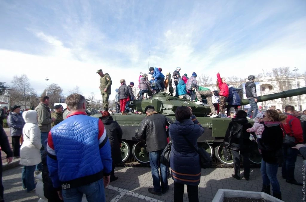 Севастополь. Военная техника на Нахимова.jpg Севастополь. Военная техника на Нахимова.jpg