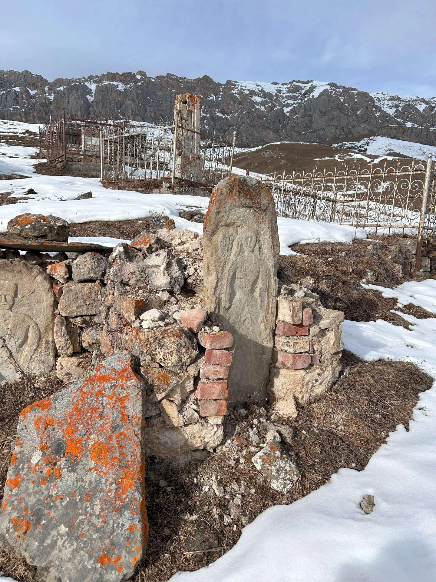 Женское надгробие.jpg