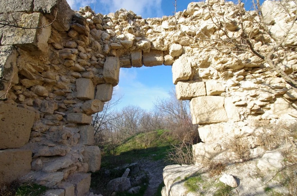 Сюйреньская крепость, куртина