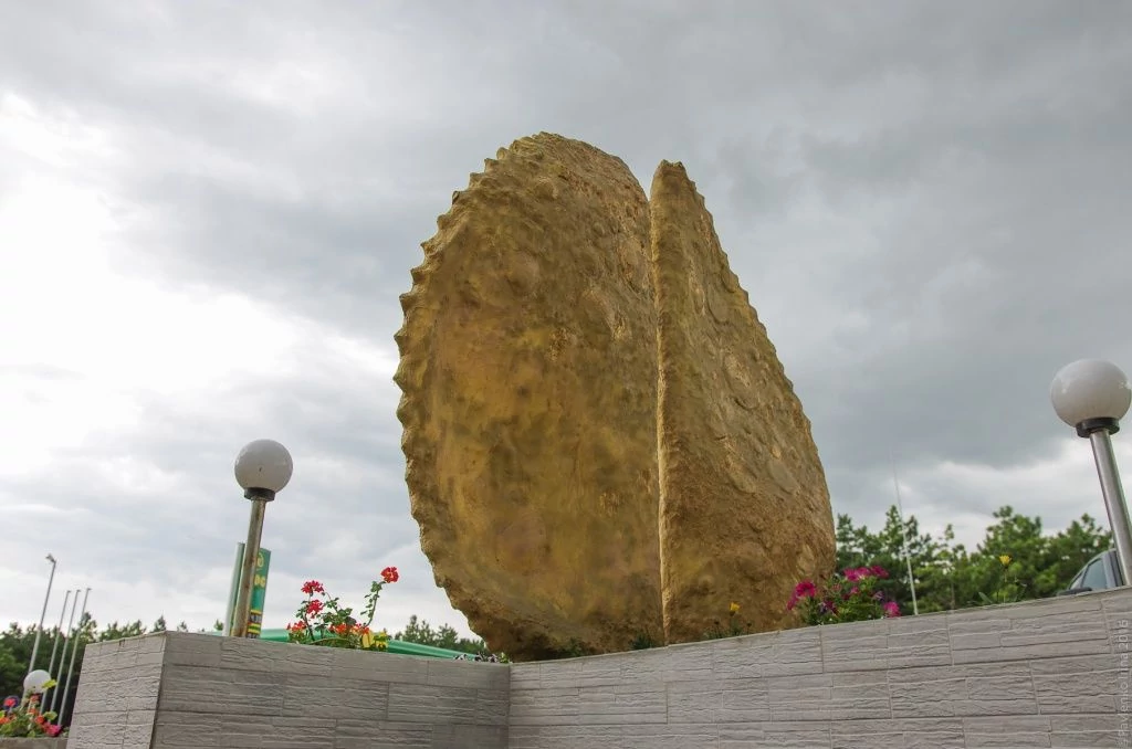 памятник двум огромным чебурекам. Ак-Кая-4.jpg