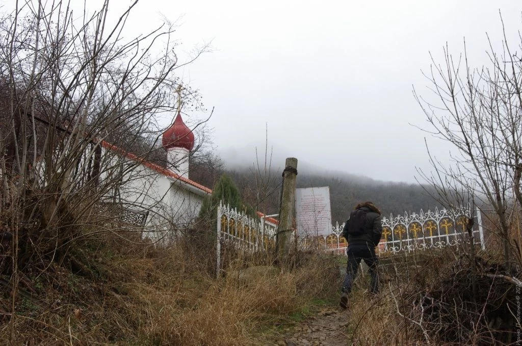 Вход в Кизилташский монастырь Вход в Кизилташский монастырь