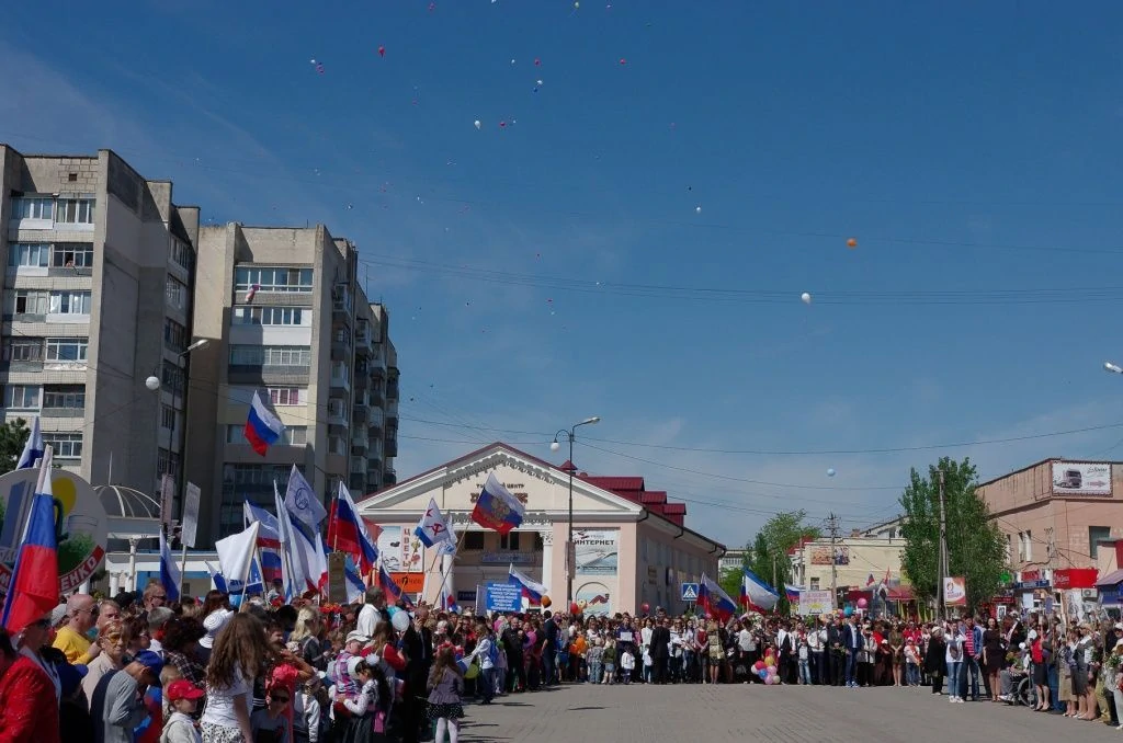 День Победы. Крым. Саки. В небо выпустили воздушные шарики День Победы. Крым. Саки-25.jpg