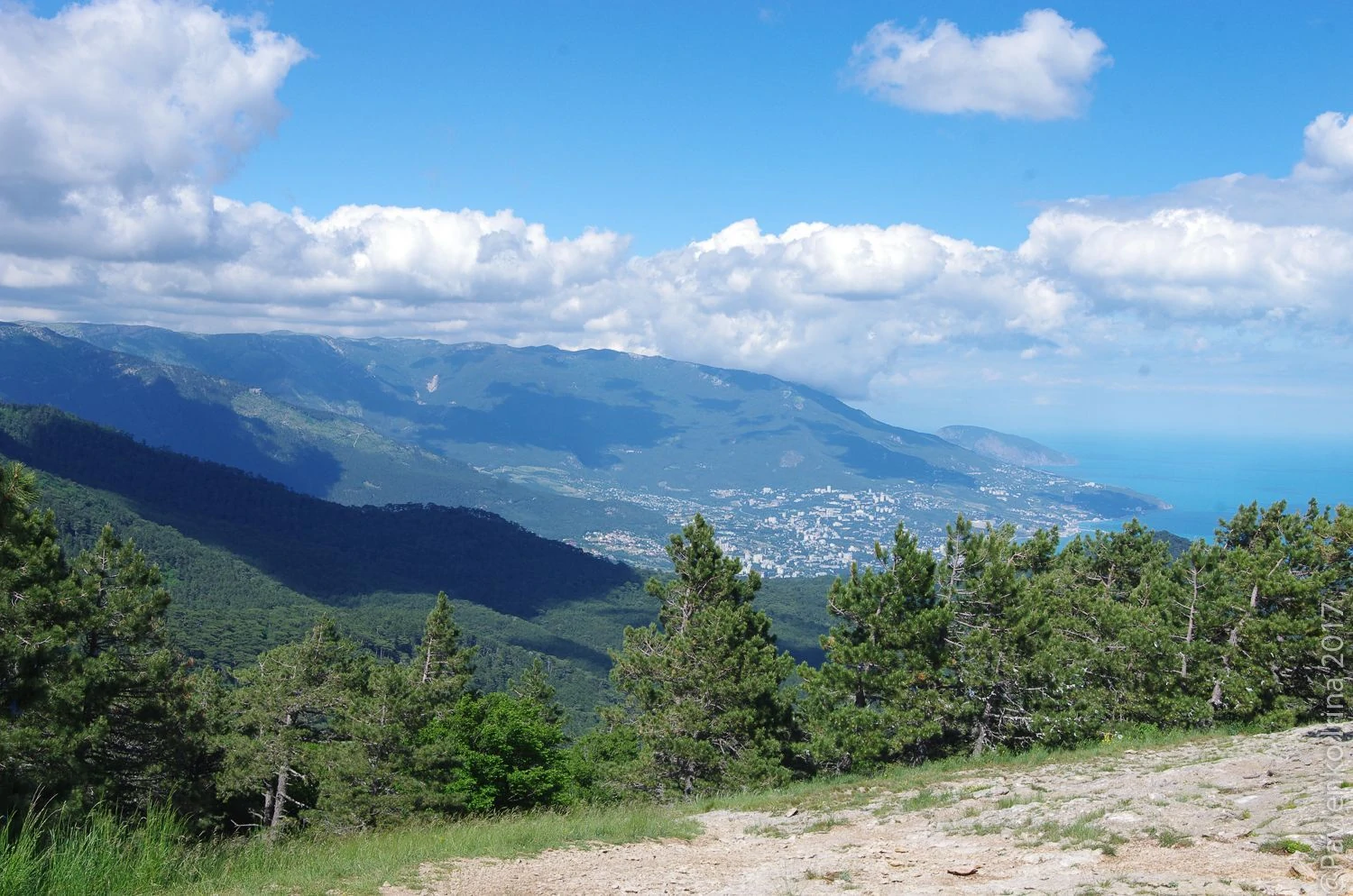 Там вдали у подножия Гурзуфа расположен Артек Там вдали у подножия Гурзуфа расположен Артек