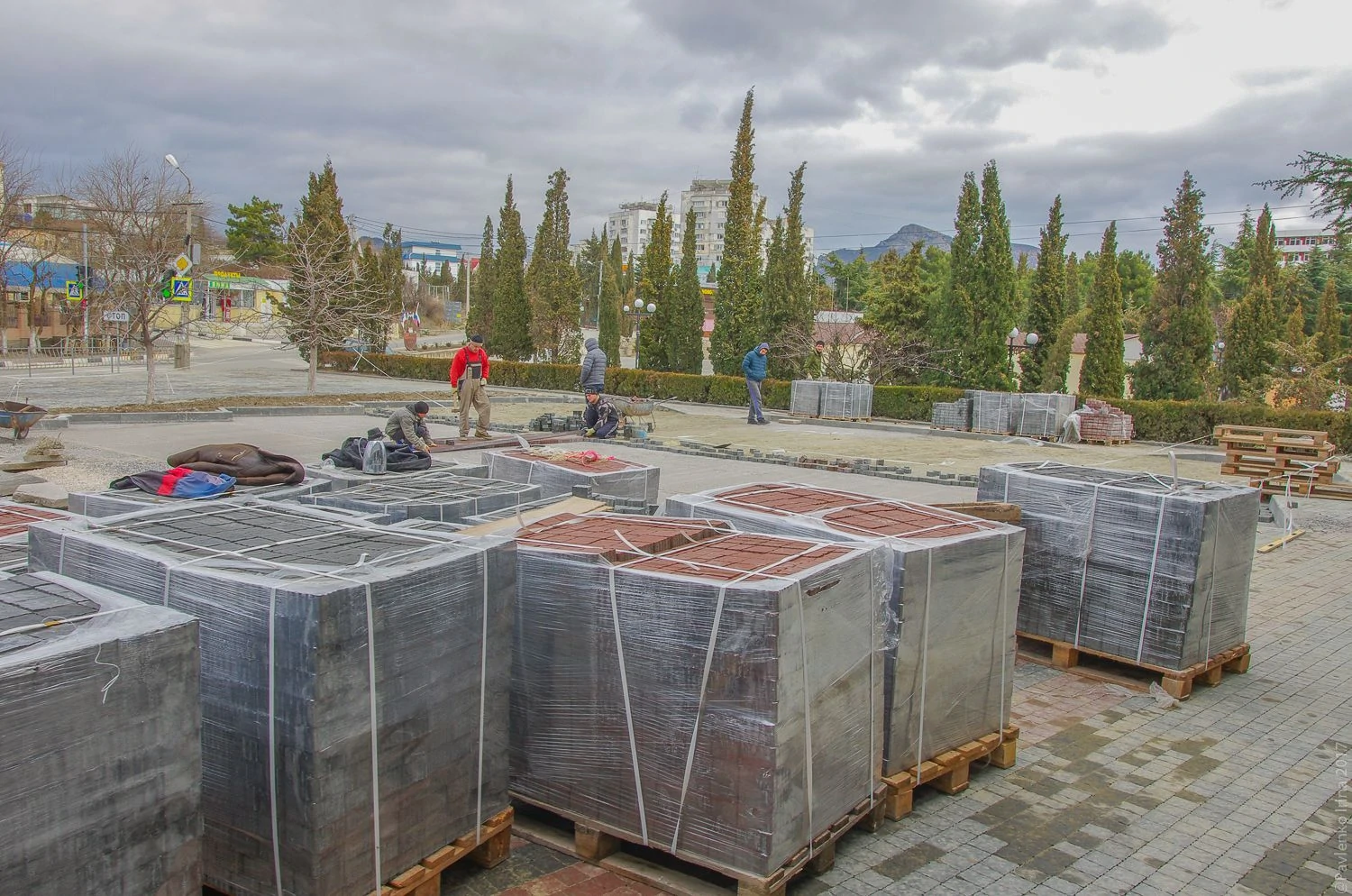 Судак, площадь у здания администрации Судак-4.jpg