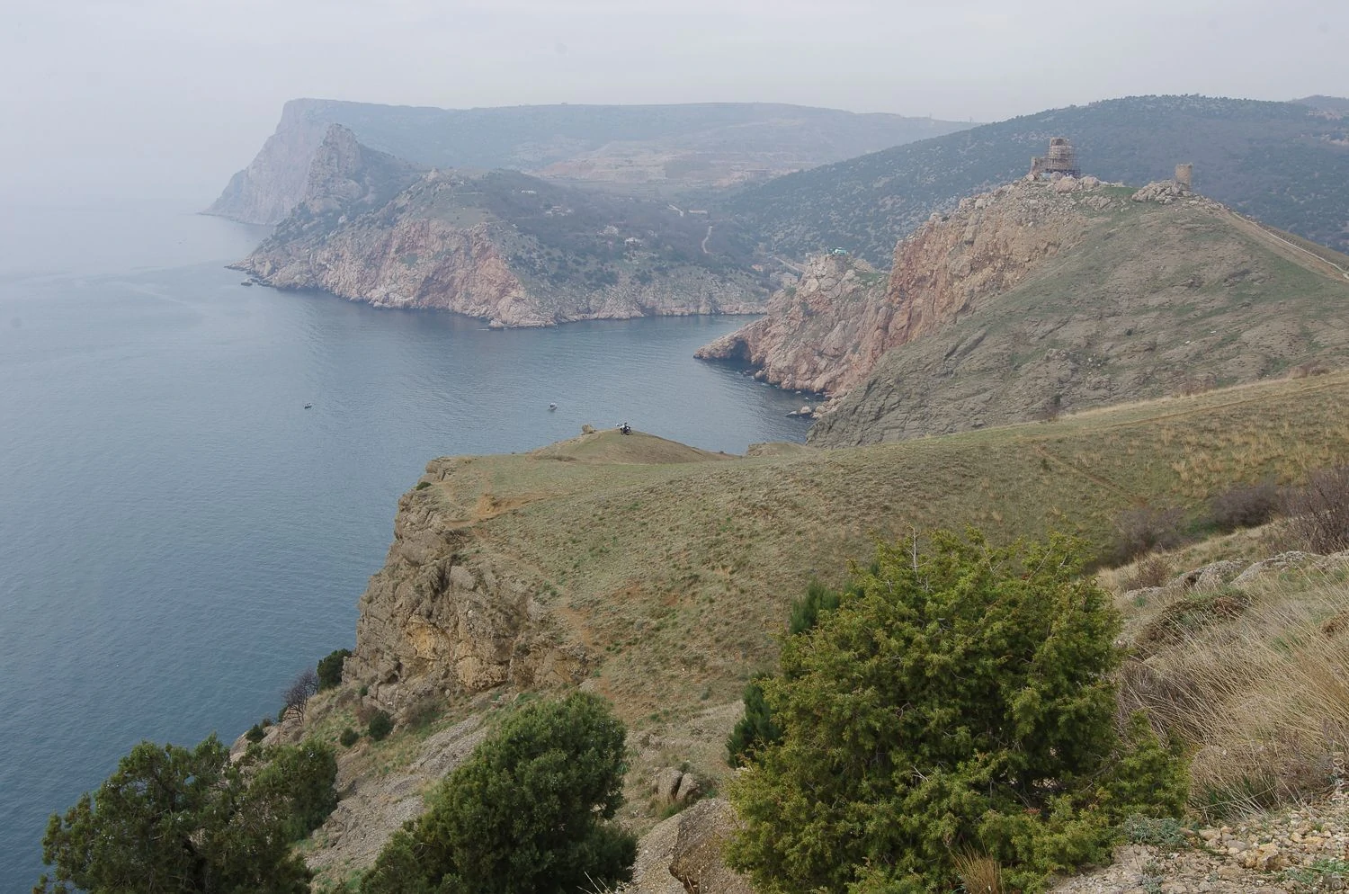 по тропе ближе к морю, по которой летом можно дойти до Серебряного, Золотого пляжа и до Инжира Балаклава-Золотой пляж 2017-7.jpg