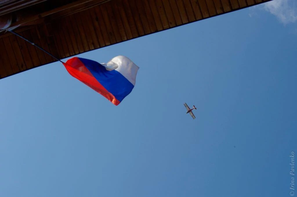 Флаг России и самолёт. Качи-кальон Флаг России и самолёт. Качи-кальон