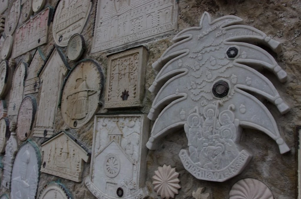 Успенский монастырь, барельефы.jpg