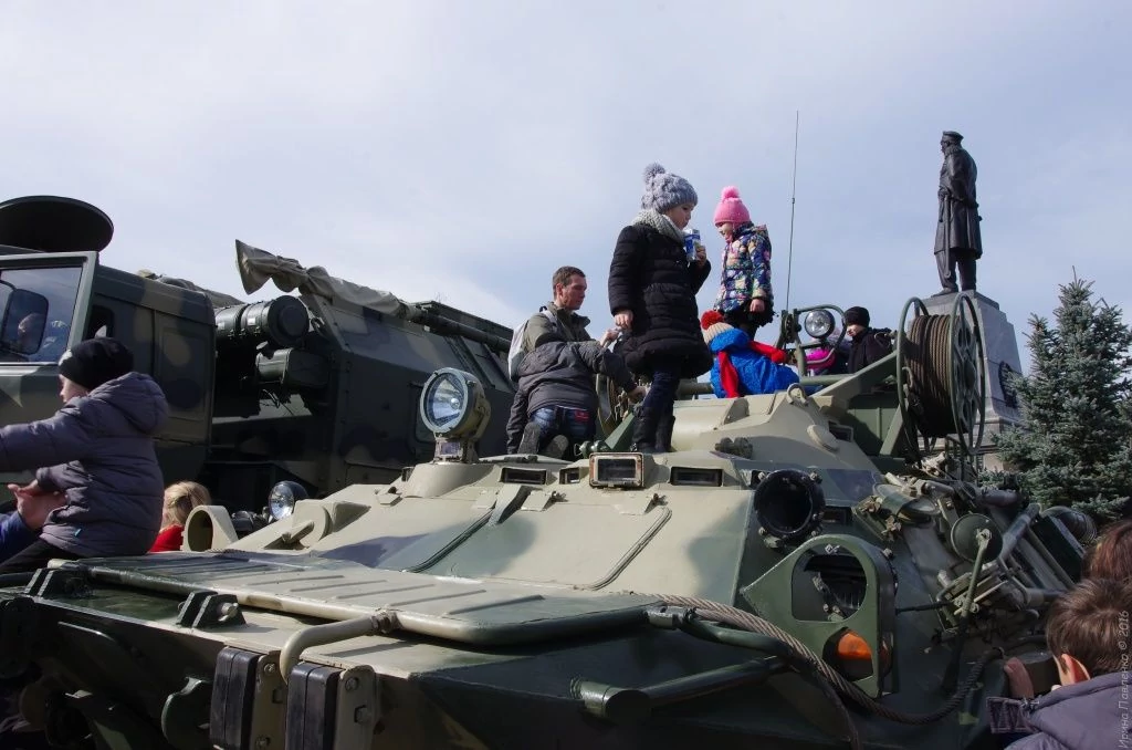 Площадь Нахимова. Военная техника-5.jpg Площадь Нахимова. Военная техника-5.jpg