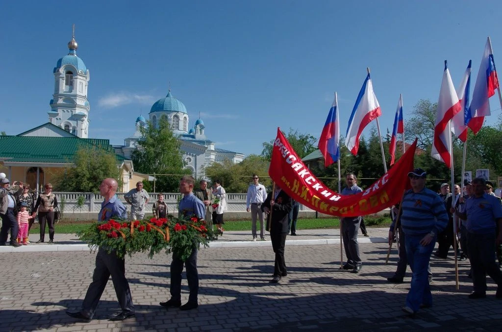 День Победы. Крым. Саки Центральная площадь города Саки, на заднем плане Свято-Ильинский храм День Победы. Крым. Саки-3.jpg