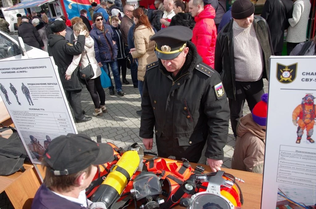 Севастополь. Площадь Нахимова. Комплект специального водолазного снаряжения "Амфора" комплект специального водолазного снаряжения «Амфора