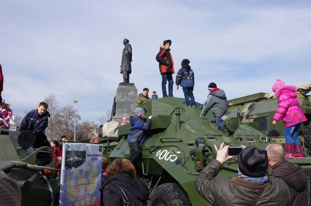Площадь Нахимова. Военная техника.jpg Площадь Нахимова. Военная техника.jpg