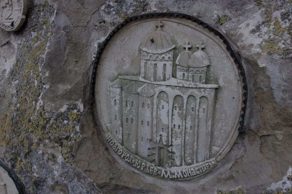 Успенский монастырь барельефы.jpg