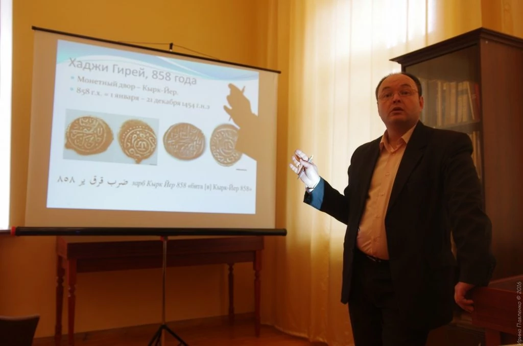 Лектором выступил известный исследователь монетного дела в Крыму,внештатный научный сотрудник Крымского научного центра Института истории им. Ш. Марджани АН РТ Александр Якушечкин