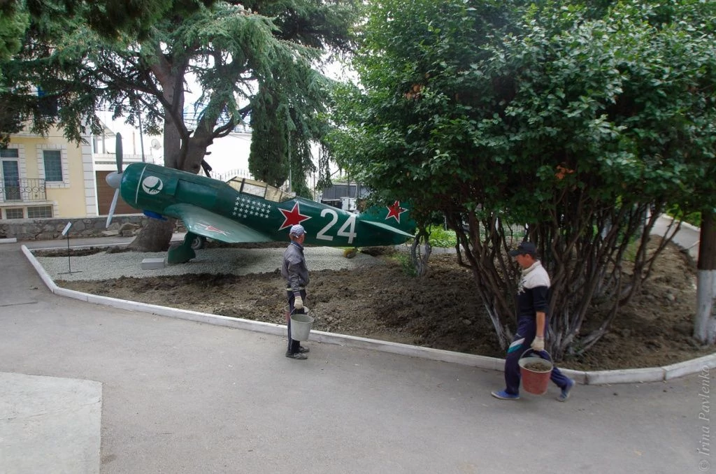 Последние приготовления музея к 95-летию Амет-Хана Султана