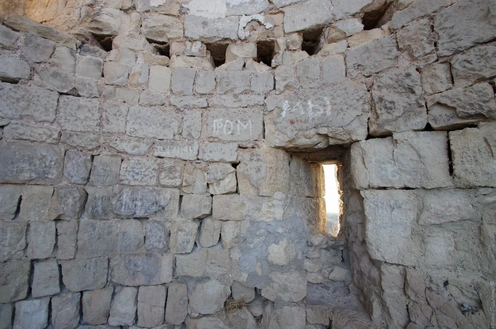 Сюйреньская крепость, бойница