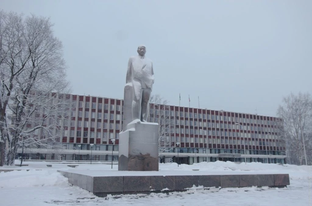 Памятник государственному деятелю Отто Вильгельмовичу Куусинену.jpg Памятник государственному деятелю Отто Вильгельмовичу Куусинену.jpg