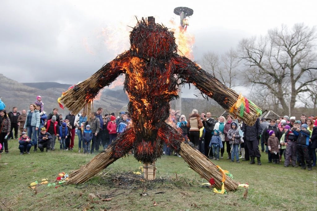 Масленница Красные пещеры Крым 2016 Сжигание чучела зимы