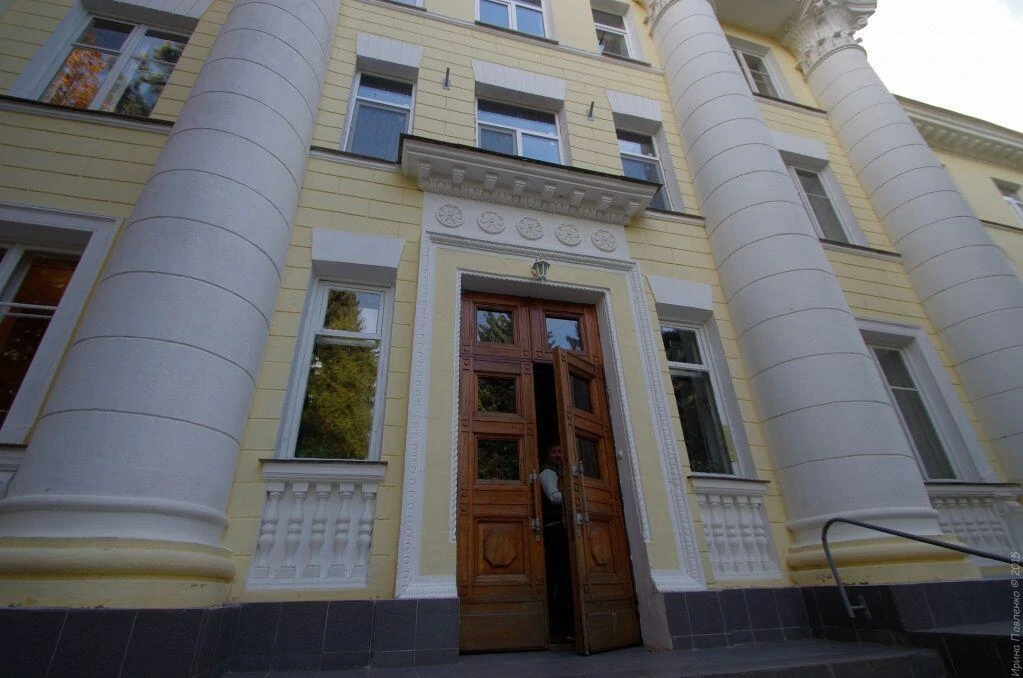Поселок Научный, вход в главное здание КРАО