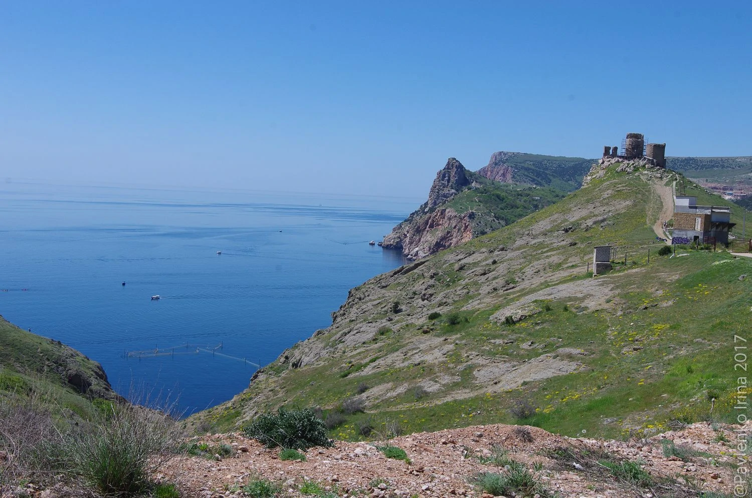 Под нами Крепостная гора и генуэзская крепость Чембало, дата начала строительства которой 1343 год. 