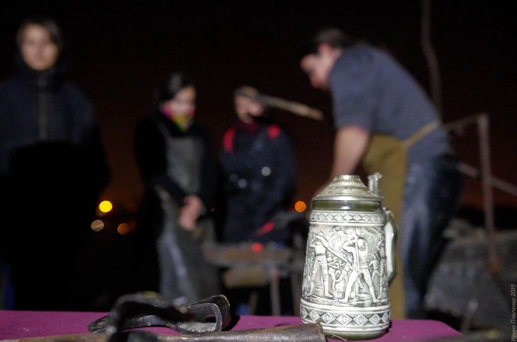 Кузнецы раздували меха Кузнецы раздували меха