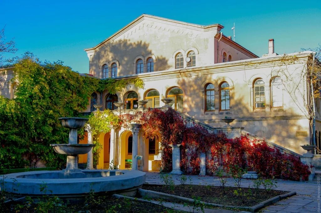 Греческий дворик Херсонеса - осеннее фото Греческий дворик Херсонеса - осеннее фото