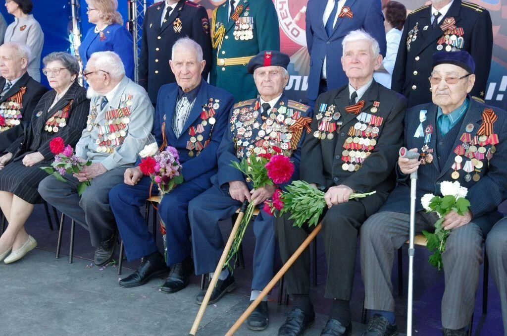 День Победы. Крым. Саки. Ветераны в праздничной одежде, с медалями и орденами на сцене День Победы. Крым. Саки-14.jpg