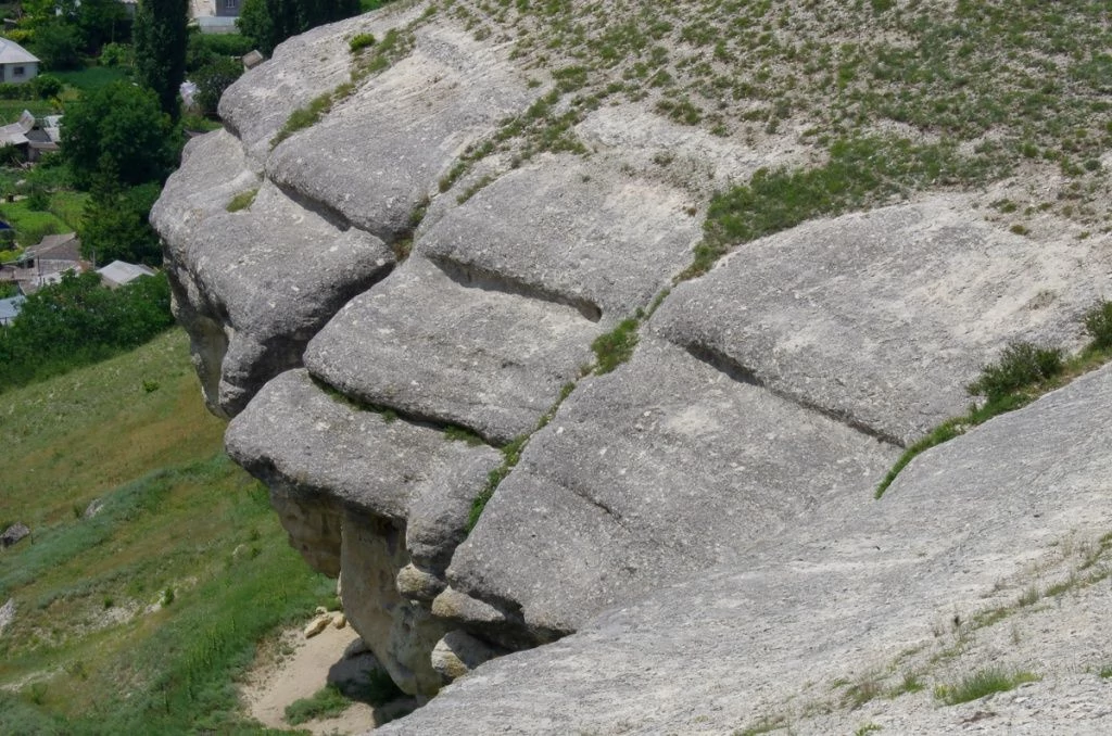 Белокаменное, скала