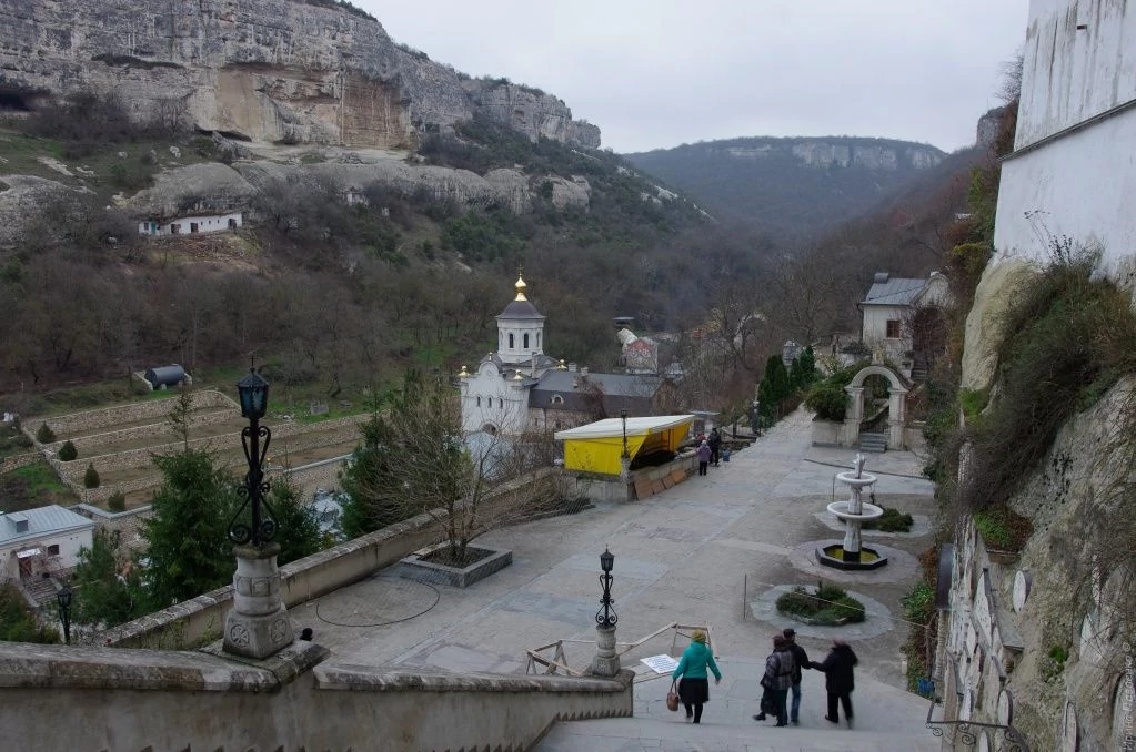 Успенский монастырь вид с лестницы.jpg