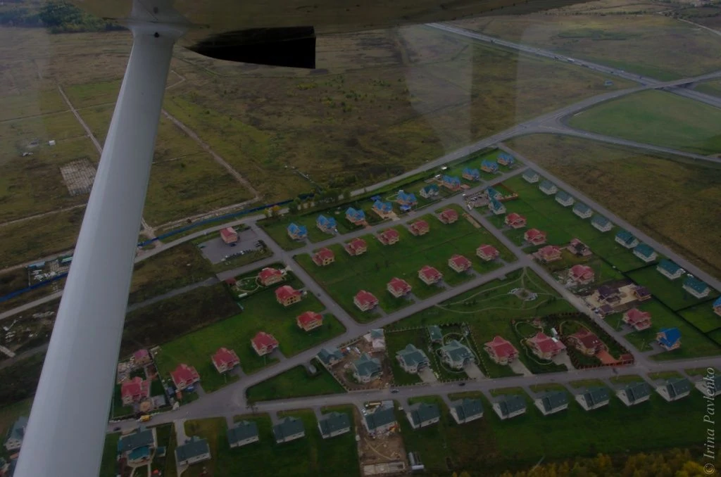 Cessna над коттеджами Cessna над коттеджами