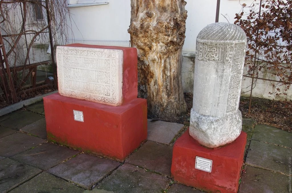 Надгробия турецкого периода в лапидарном дворике Музея Древностей