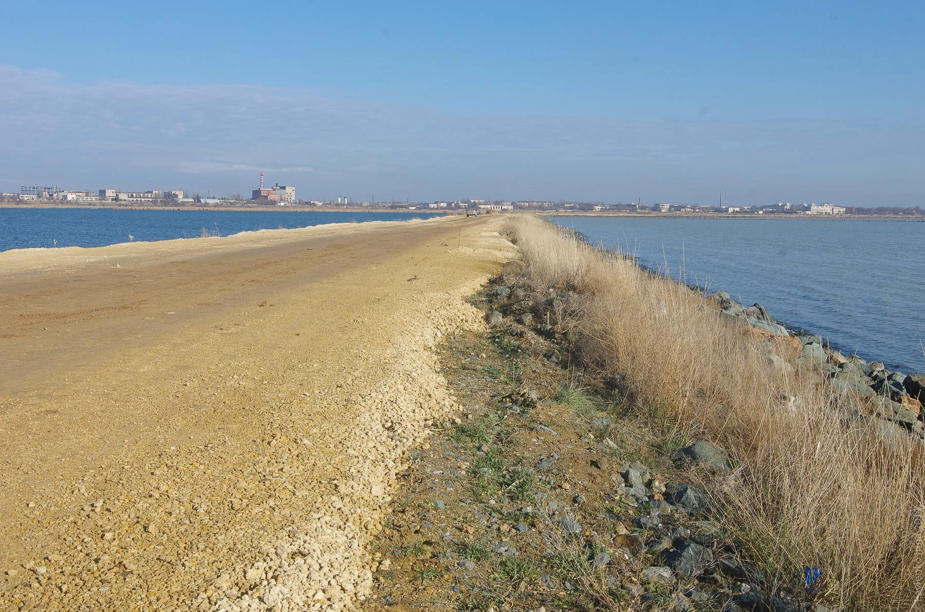 Сакское озеро, дамба.jpg