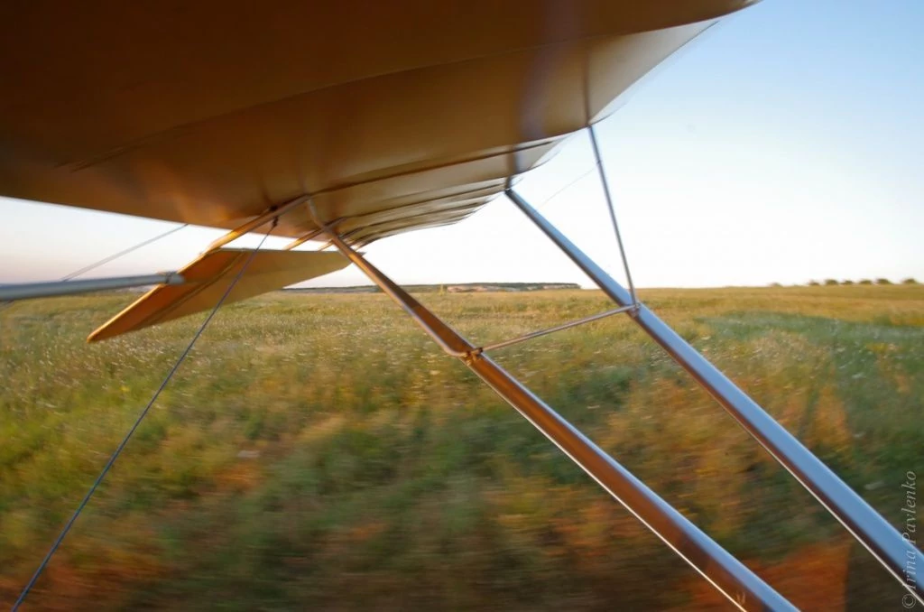 Под крылом самолета крымское разнотравье