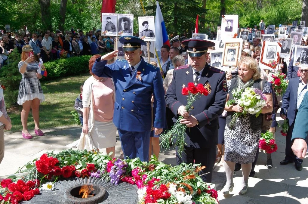 Возложение цветов к Вечному Огню День Победы. Крым. Саки-33.jpg