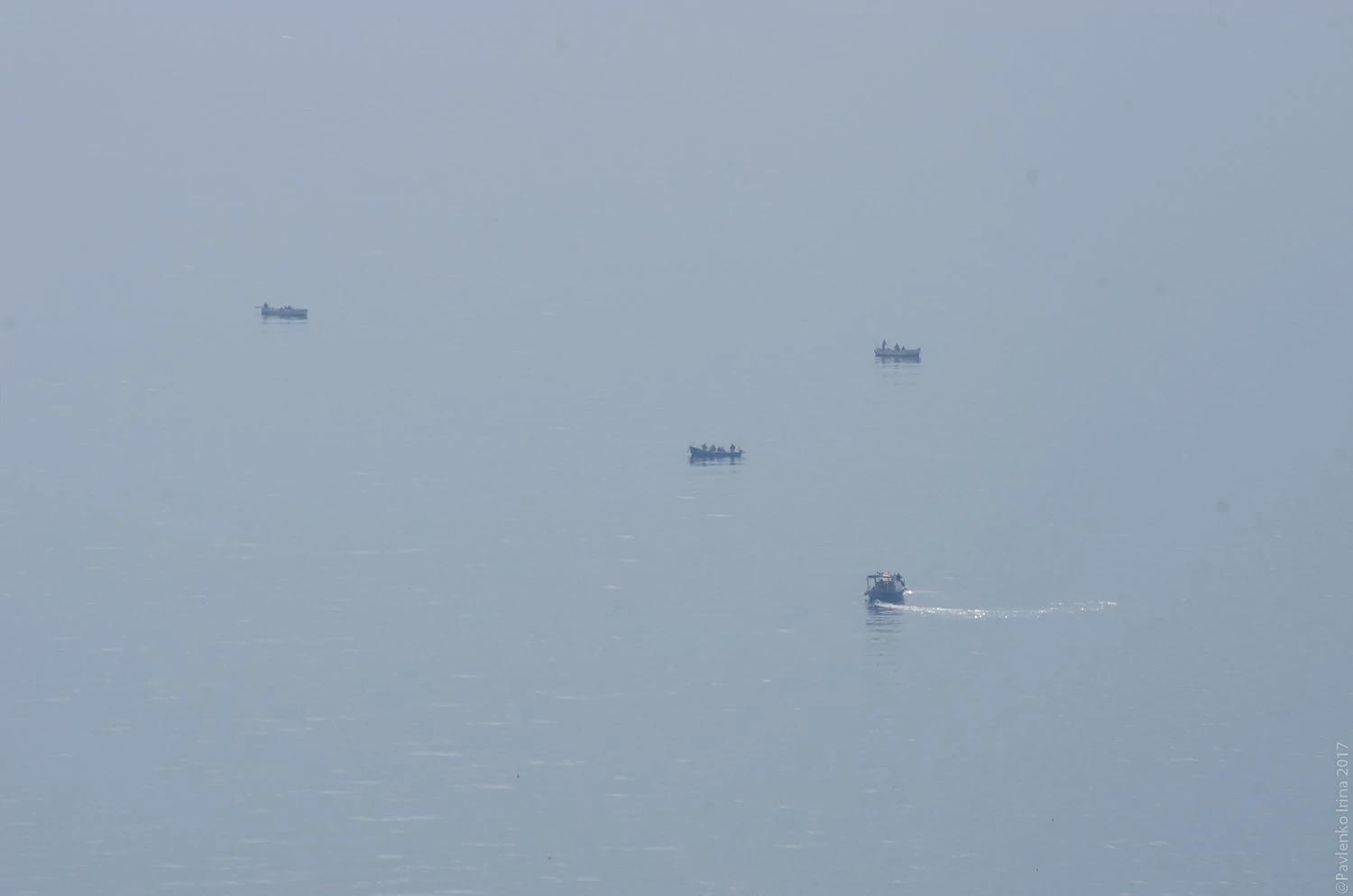 На море был штиль, море еще холодное, рыба есть, несколько рыбацких лодок на фото. Балаклава-Золотой пляж 2017-18.jpg