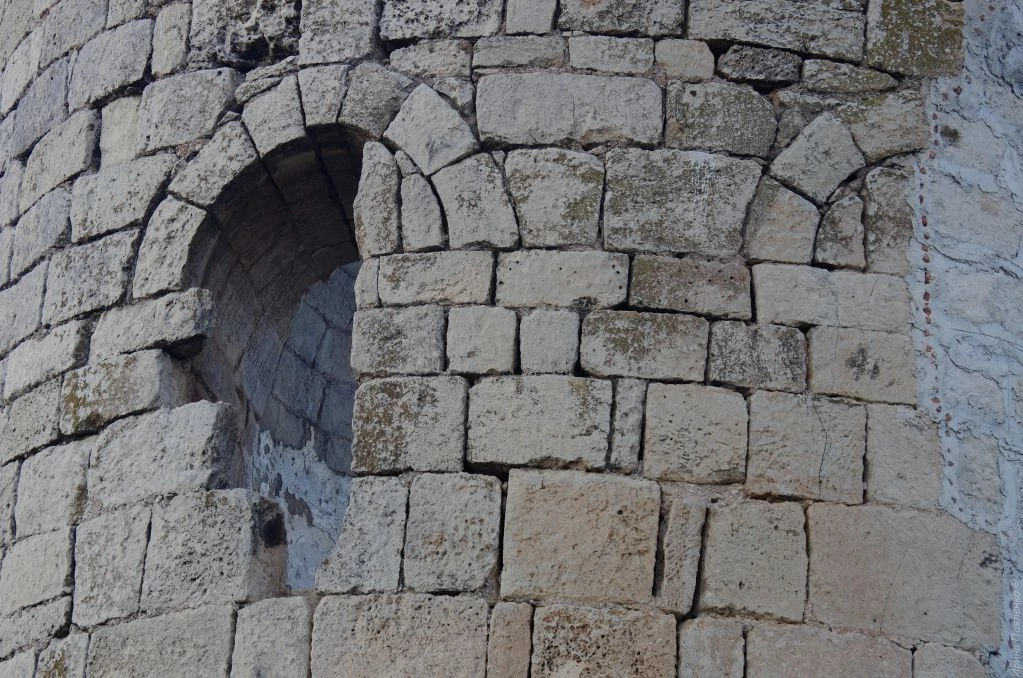 Сюреньская крепость, окно-3.jpg