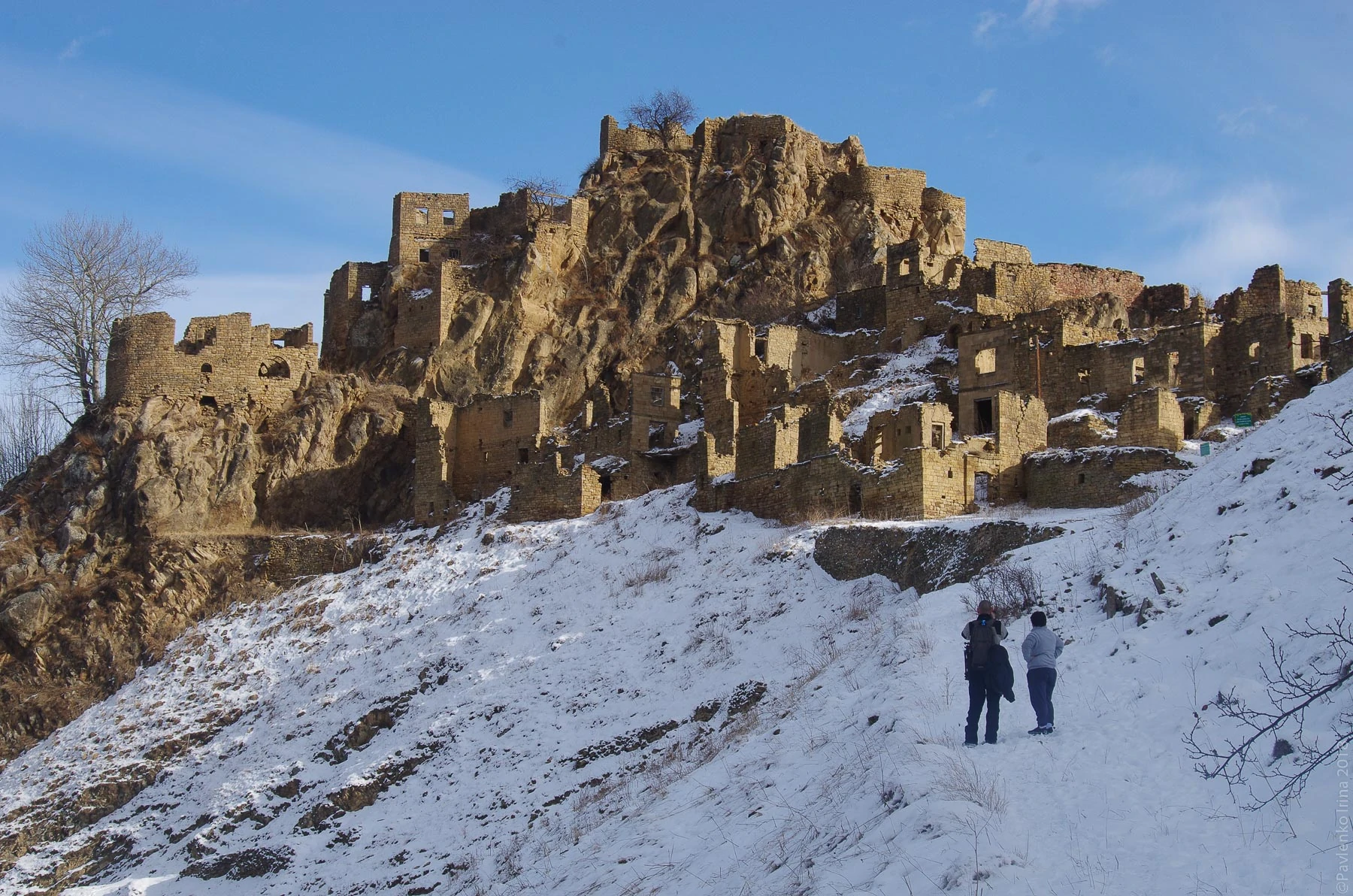 Гамсутль добротные каменные дома, а не глинобитные хижины, были резиденциями местных жителей. Многоэтажные сооружения с массивными деревянными дверями, окнами, верандами и галереями словно вырастают из скал. Причём дома не только сложены из камня, но и облицованы им. Гамсутль.jpg