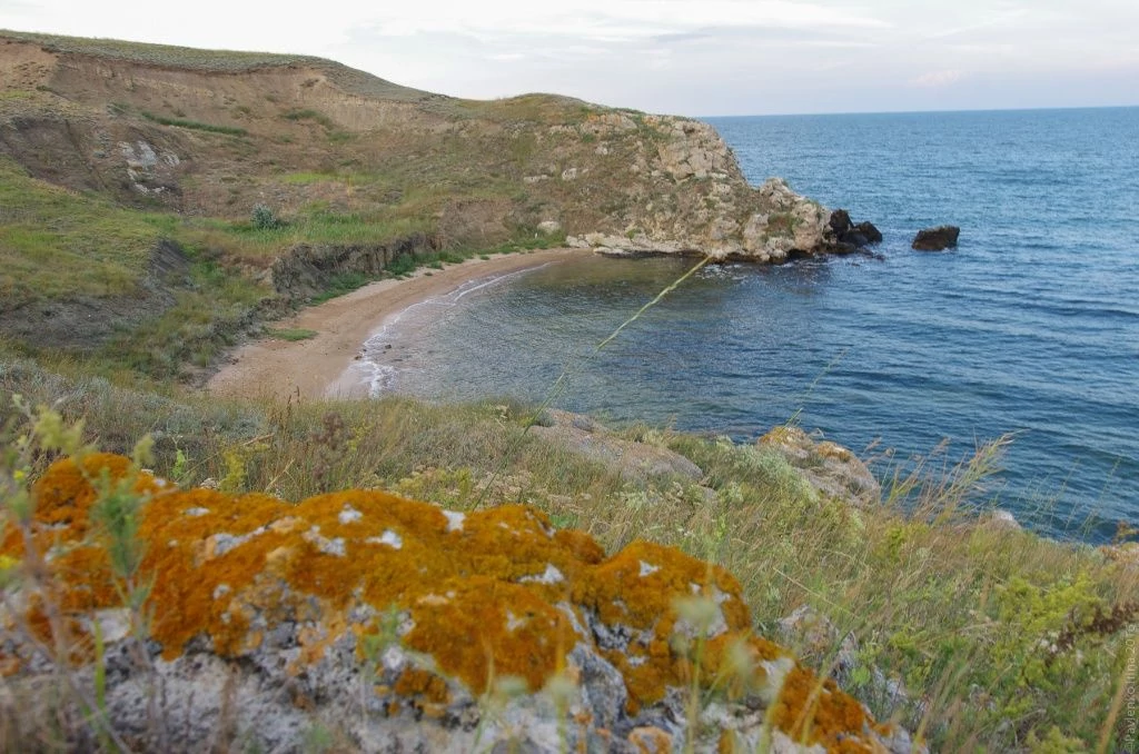 Казантип сложен из светло-серых мшанковых известняков, покрытых оранжевыми пятнами лишайников Казантип сложен из светло-серых мшанковых известняков, покрытых оранжевыми пятнами лишайников