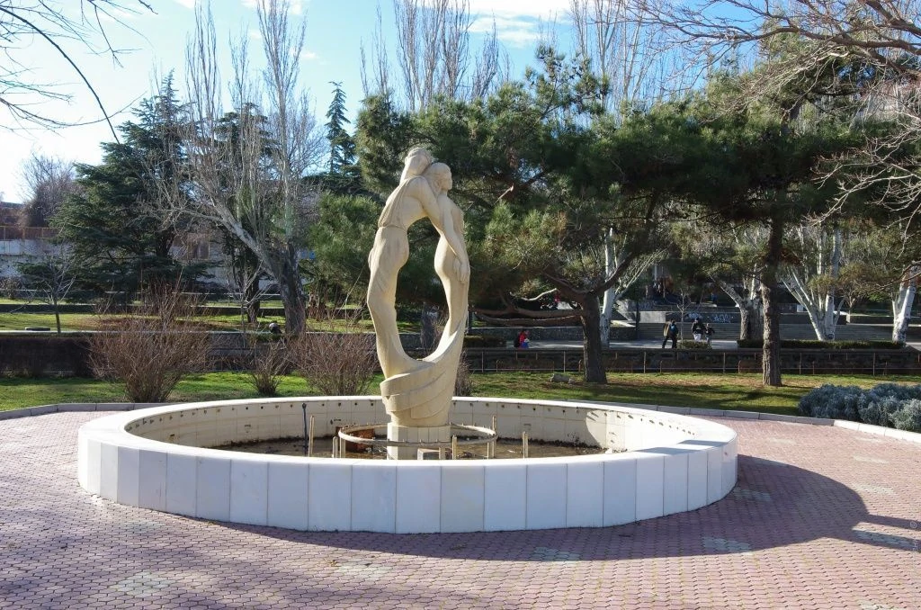 Феодосия, фонтан Влюбленные