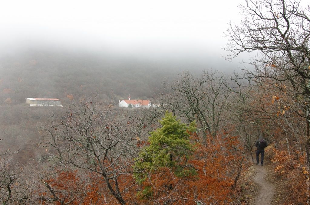 Кизилташский монастырь в тумане